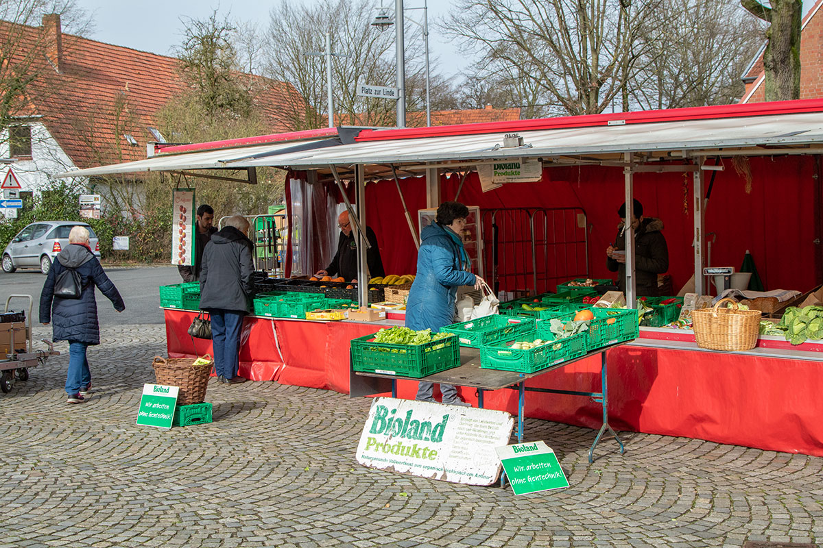 Die Ökokiste mit ihrem Stand auf dem Markt in Borgfeld